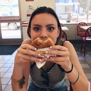 Meet your Posher, Kayla